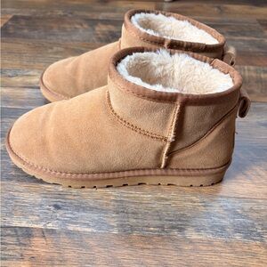 UGG Mini- Tan size 39